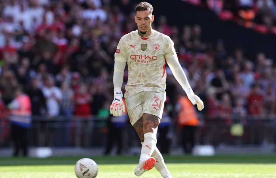 Khả năng chơi chân là thứ ''vũ khí'' đáng nể của Ederson.