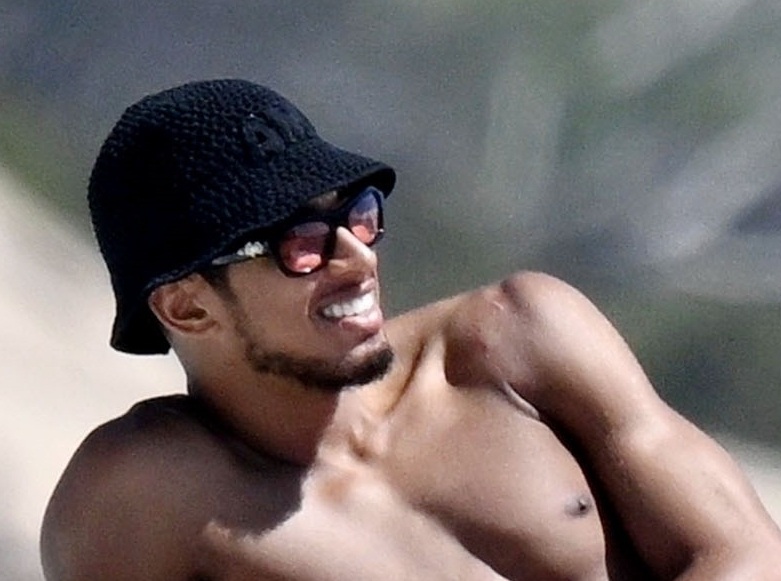 Ảnh bài viết Jude Bellingham lộ sẹo vai sau phẫu thuật