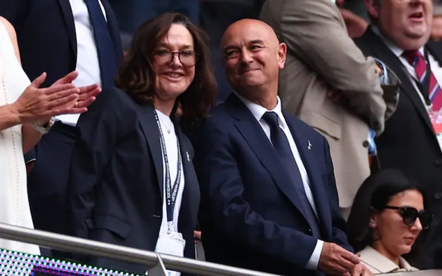 Vivienne Lewis đã đến dự trận đấu giữa Tottenham và Burnley cùng Levy