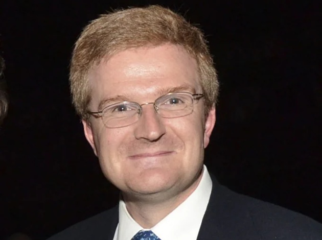 Peter Charrington, là một trong những cố vấn đáng tin cậy nhất của Lewis