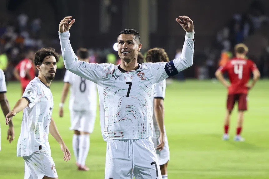 Ảnh bài viết Ronaldo vượt Messi, chỉ cách kỷ lục 1 bàn