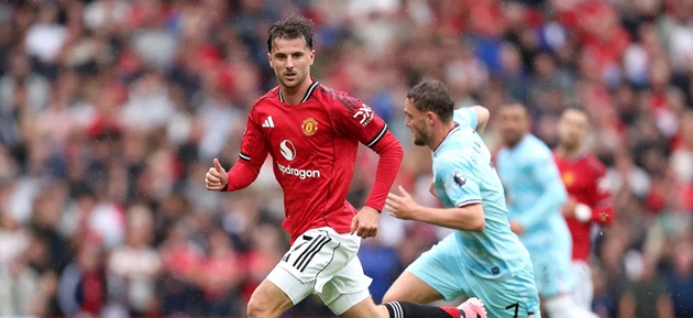 Cú hích kép cho Man United trước trận Derby Manchester