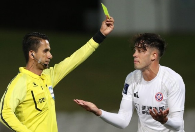 Trọng tài Thoriq Munir Alkatir cầm còi ở trận đấu quyết định của U23 Việt Nam.