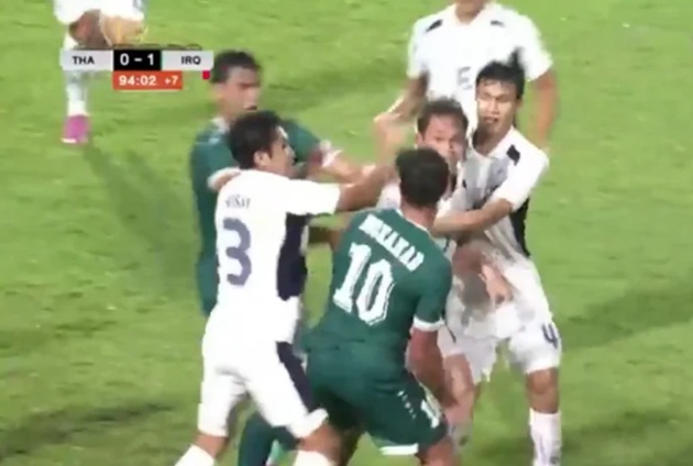 Thái Lan thua trận, Supachok lao vào đánh cầu thủ Iraq