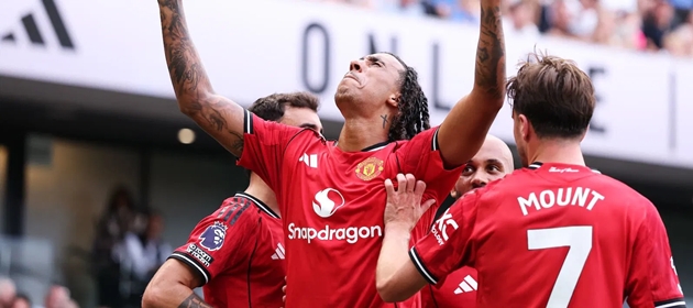 Rio Ferdinand ca ngợi Leny Yoro