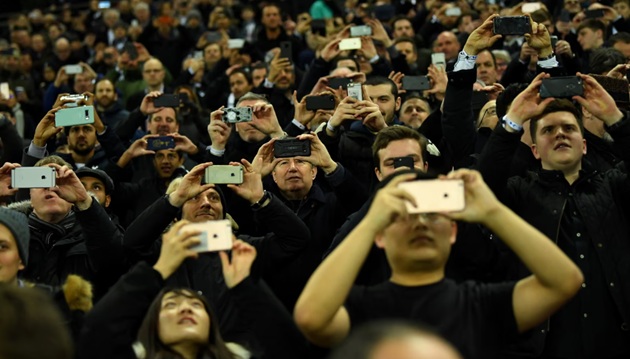 Ảnh bài viết Điện thoại thông minh trên khán đài: tiện lợi hay đánh mất cảm xúc?