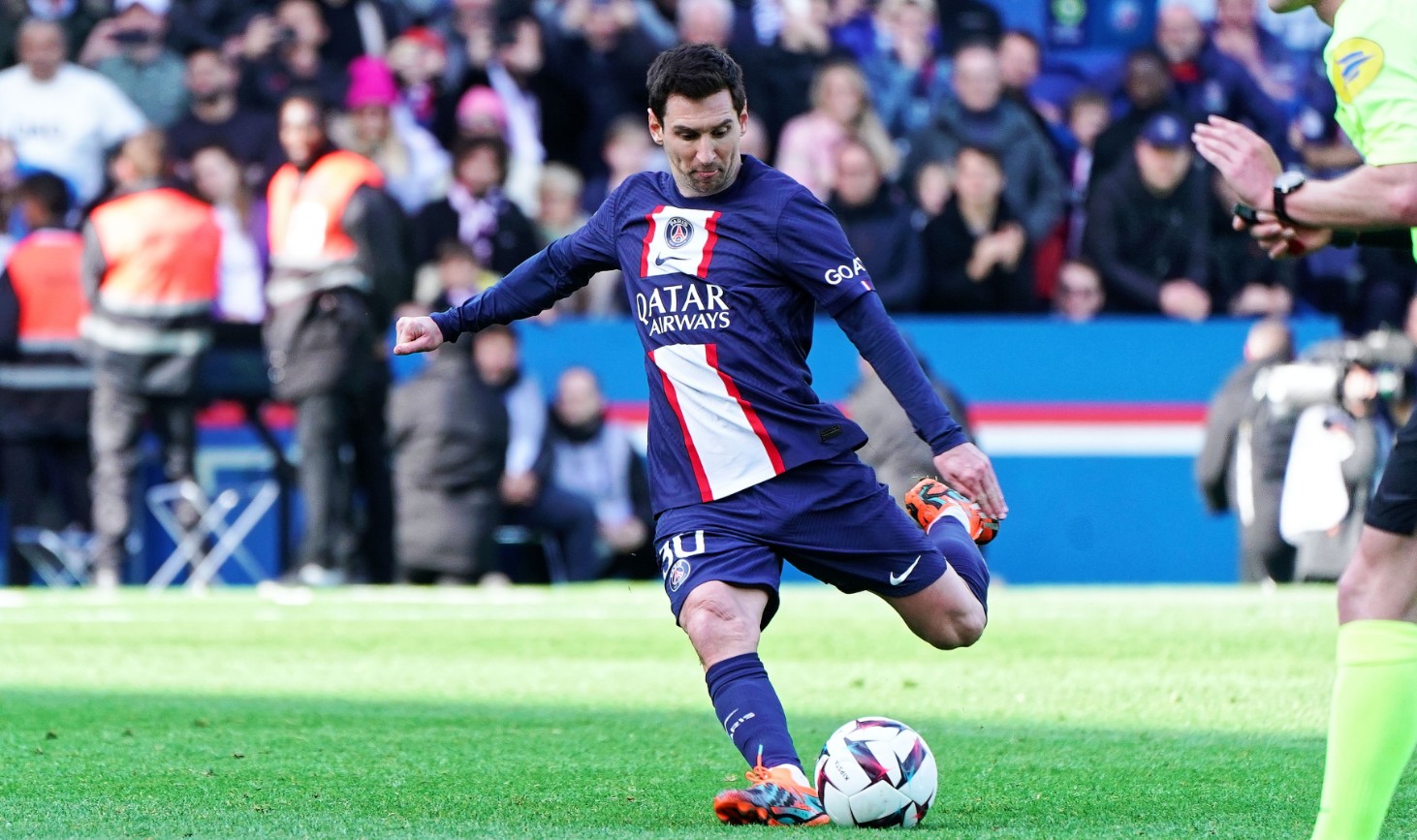 Lionel Messi thực hiện pha đá phạt trực tiếp kinh điển, mang về thắng lợi 4-3 cho Paris Saint-Germain trước Lille vào tháng 2/2023.