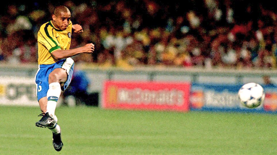 Roberto Carlos nổi tiếng với pha làm bàn