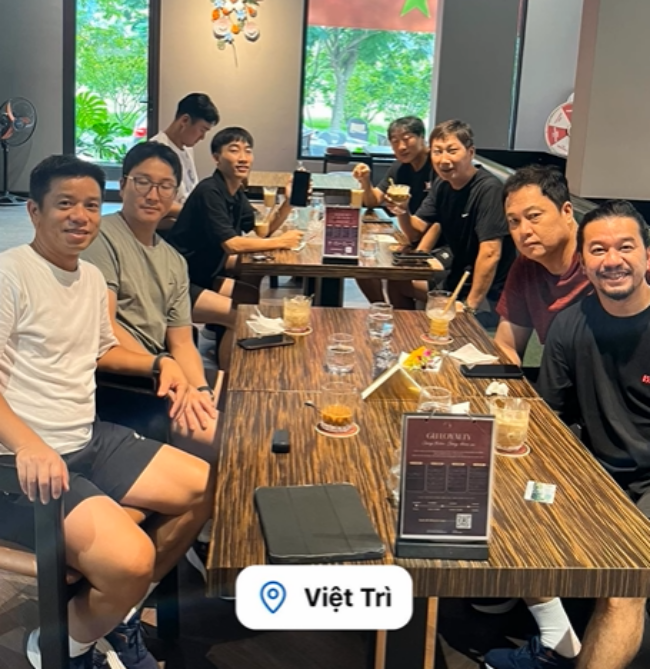 HLV Kim Sang-sik uống cafe cùng các cộng sự.
