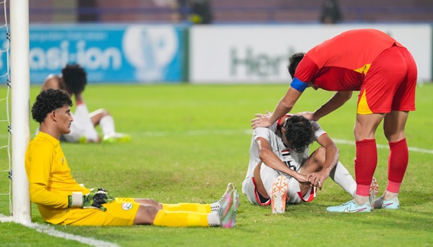 Cầu thủ U23 Việt Nam an ủi đối thủ.