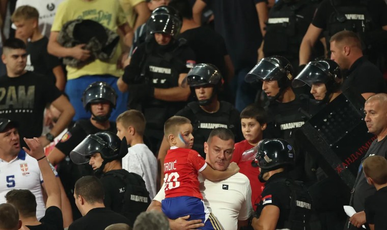 Cảnh sát xuất hiện trên khán đài của đội chủ nhà Serbia.