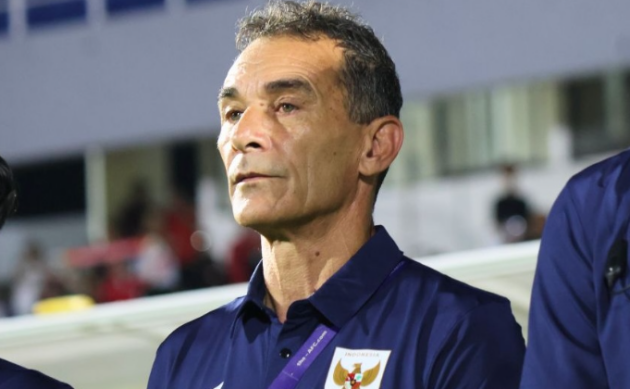 HLV Gerald Vanenburg có thể bị sa thải.