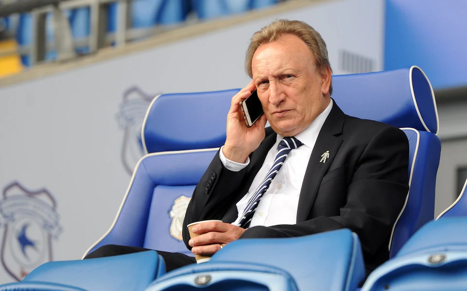 Warnock sẵn sàng nhấc máy nếu các CLB tìm đến ông