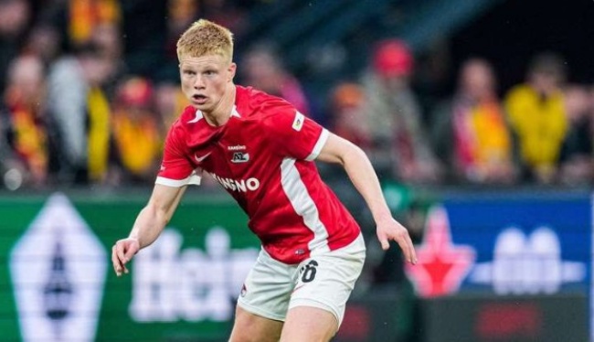 Ảnh bài viết Kees Smit sẵn sàng bước ra sân khấu lớn trước sự quan tâm của Real, Barca