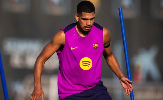 Ảnh bài viết Araujo tập luyện cùng Barca sau chuyến bay 24h