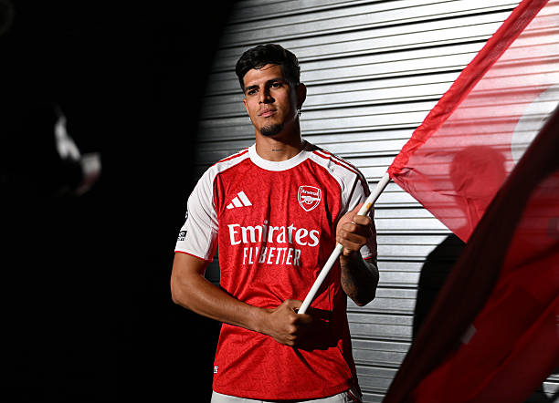 Hincapie có cơ hội ra mắt Arsenal.