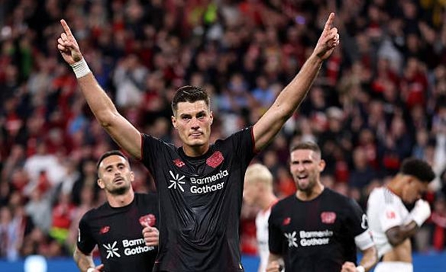Patrick Schick đóng góp 1 bàn thắng vào lưới Eintracht Frankfurt.
