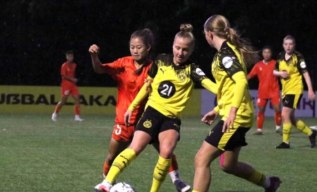 U17 nữ Việt Nam có màn trình diễn ấn tượng trước đội châu Âu.