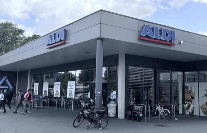 Siêu thị Aldi ở Zwolle, nơi Tijjani Reijnders từng làm việc chất hàng lên kệ.