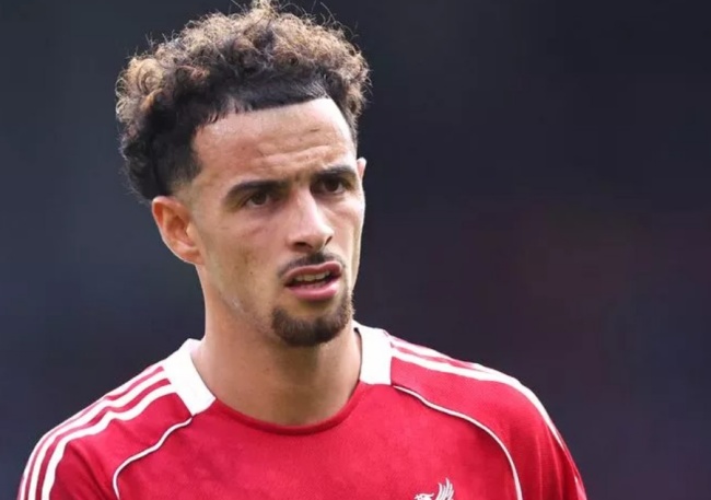 Slot xác nhận Curtis Jones vắng mặt trong màu áo Liverpool