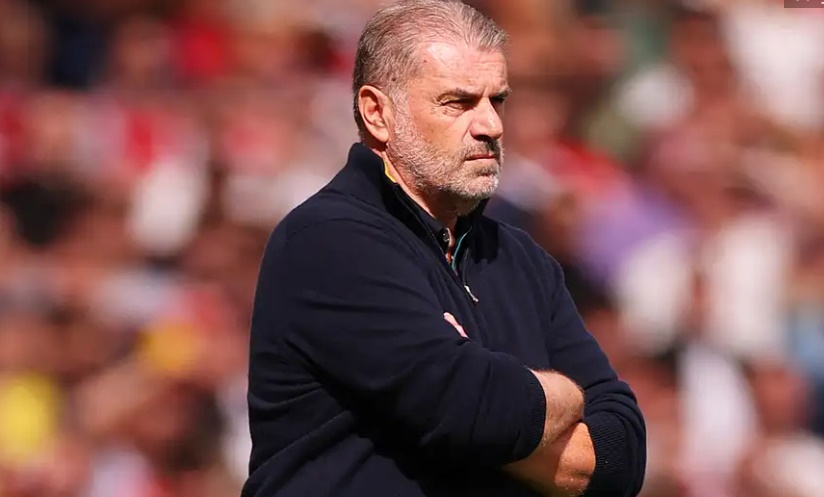Postecoglou bị các fan Arsenal chế giễu.