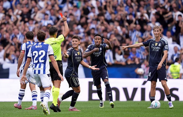 Ảnh bài viết Dean Huijsen bị đuổi từ sớm, Real thắng nghẹt thở Sociedad