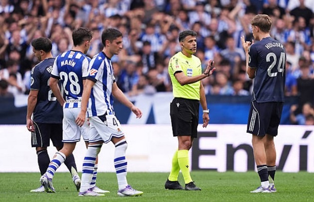 Ảnh bài viết "Thẻ đỏ cho Huijsen là quyết định chính xác của trọng tài"