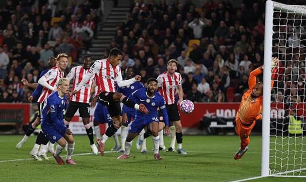 Fabio Carvalho đệm bóng cận thành giúp Brentford giữ lại 1 điểm.