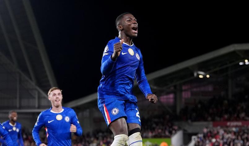 Tiền vệ trung tâm: Moises Caicedo – 8/10. Caicedo đã làm chủ khu trung tuyến tốt và ghi bàn thắng thứ hai cho Chelsea ở phút 85.Tiền vệ tấn công: Facundo Buonanotte – 6/10. Buonanotte đã tạo ra hai cơ hội tốt nhưng bị thay ra ngay trong hiệp một.Tiền vệ cánh trái: Jamie Gittens – 6/10. Gittens không để lại ấn tượng mạnh trong thời gian thi đấu.Tiền vệ cánh phải: Pedro Neto – 6.5/10. Neto đã có vài pha bóng ấn tượng ở cuối sân nhưng không ghi bàn.Tiền đạo: Joao Pedro – 6.5/10. Pedro không quá bùng nổ như nhiều trận đấu trước, nhưng đã có một pha kiến tạo.Tiền vệ tấn công: Cole Palmer – 7.5/10. Palmer đã tạo ra sự khác biệt khi vào sân thay người và ghi bàn gỡ hòa quan trọng cho Chelsea ở phút 61.Tiền vệ cánh trái: Alejandro Garnacho – 6/10. Cầu thủ người Argentina có vai trò quan trọng trong bàn thắng của Caicedo. Cú tạt nguy hiểm của Garnacho không được Brentford xử lý tốt và bóng cuối cùng đã đến chân Caicedo, người đã hoàn thành nốt phần còn lại.