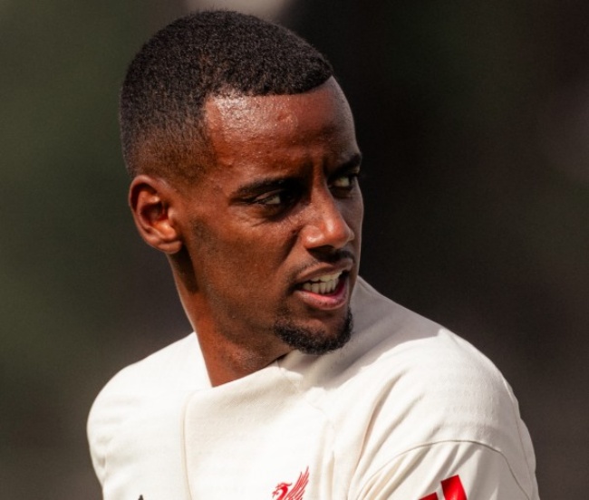 Chris Sutton đặt dấu hỏi về sự ra mắt của Isak ở Liverpool