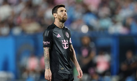 Messi đá hỏng quả 11 mét.