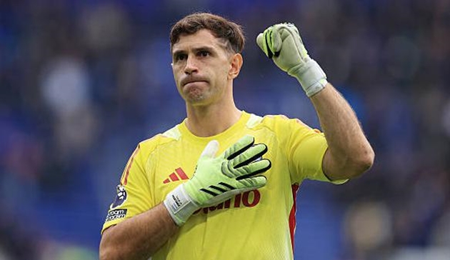 Emiliano Martinez vẫn có cơ hội chuyển tới Manchester United.