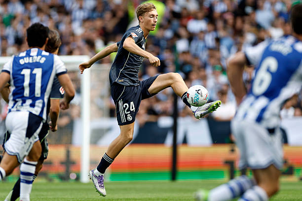 Dean Huijsen bị truất quyền thi đấu ở trận gặp Real Sociedad.