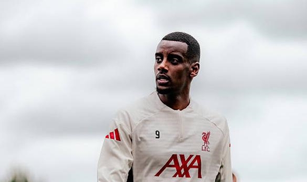 Chạm trán Burnley, Arne Slot úp mở khả năng ra sân của Isak