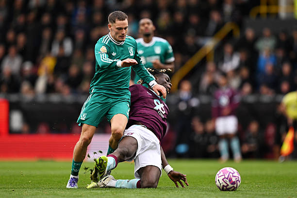 Liverpool gặp nhiều khó khăn trước hàng phòng ngự kiên cố của Burnley. 