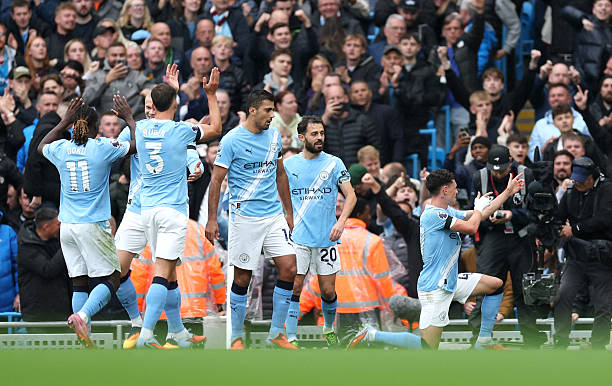 Các cầu thủ Manchester City ăn mừng bàn thắng mở tỷ số của Phil Foden.