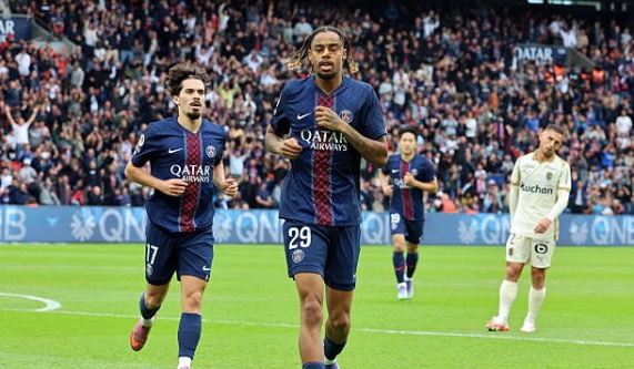 Barcola giúp PSG giành trọn 3 điểm.