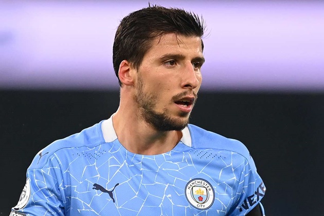 Ruben Dias - 7,5: Dias có một ngày thi đấu thoải mái ở trung tâm hàng thủ, giúp Man City không gặp nhiều khó khăn từ những đợt tấn công hiếm hoi của United.