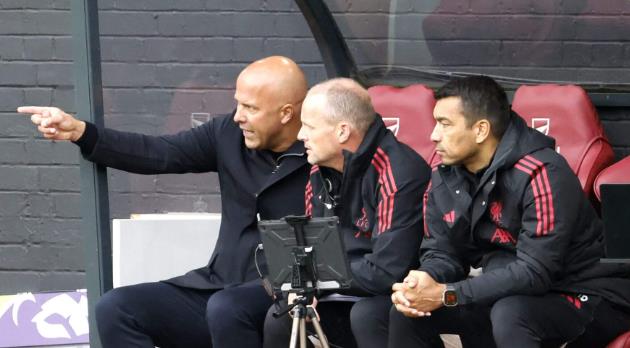 Ảnh bài viết Isak tiếp tục ngồi ngoài, Slot trấn an về kế hoạch sử dụng