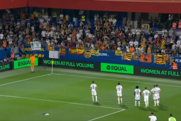 Ảnh bài viết Cầu thủ Valencia cúi đầu nhận trách móc sau thảm bại 0-6 trước Barcelona