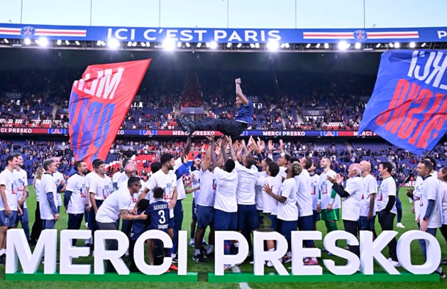 Các đồng đội tôn vinh Kimpembe.