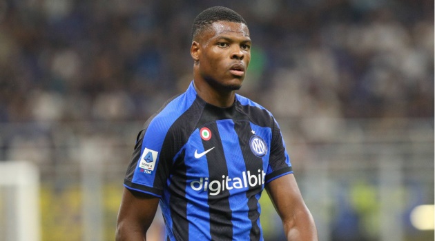 Ảnh bài viết Chuyển nhượng tối 15/9: MU và Man City cùng nhắm Dumfries; Real muốn có Salah