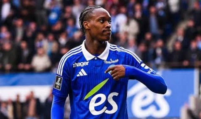 Tân binh Chelsea bị CĐV Strasbourg châm biếm