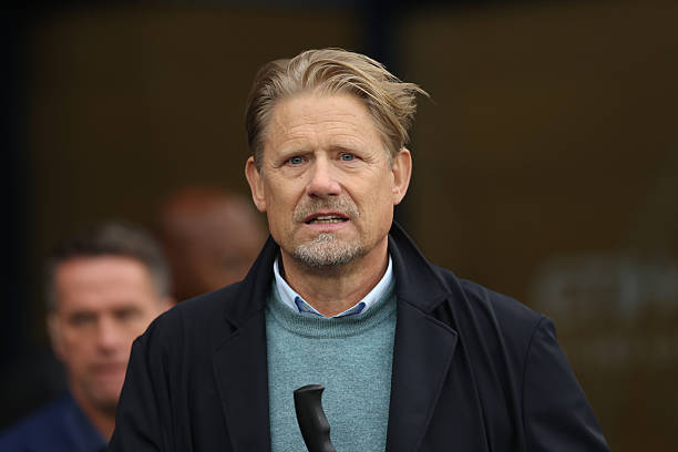 🏟️ OLD TRAFFORD CALLING Goalkeeping legend Peter Schmeichel has sent Manchester United fans into a frenzy after revealing his wish to return to Old Trafford — not between the posts, but in the boardroom. Schmeichel believes his deep understanding of the Red Devils’ DNA and decades of football insight could help reshape the club’s squad and transfer strategy as United continue to search for their lost identity in the post-glory years. Peter Schmeichel: Man Utd đã lãng phà 73 triệu bảng cho Sesko