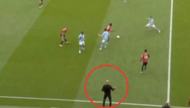 Guardiola ôm đầu kinh ngạc khi Mainoo vượt qua 3 cầu thủ Man City.