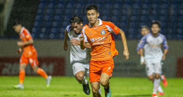 Ảnh bài viết Tiền vệ Việt kiều Nguyễn Vadim 'dọn cỗ', đồng đội bỏ lỡ khó tin