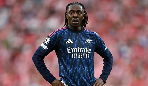 Eberechi Eze đang bị xếp đá trái sở trường ở Arsenal.