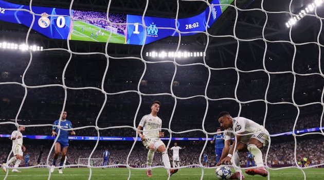 Mbappe lập cú đúp penalty.