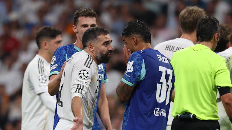 Real gặp khó khi Dani Carvajal nhận thẻ đỏ.