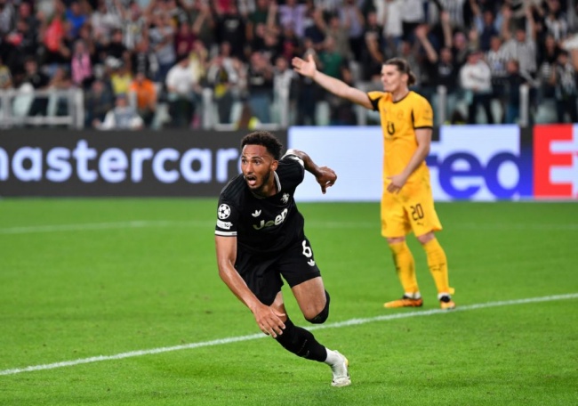 Juventus hòa 4-4 Dortmund.